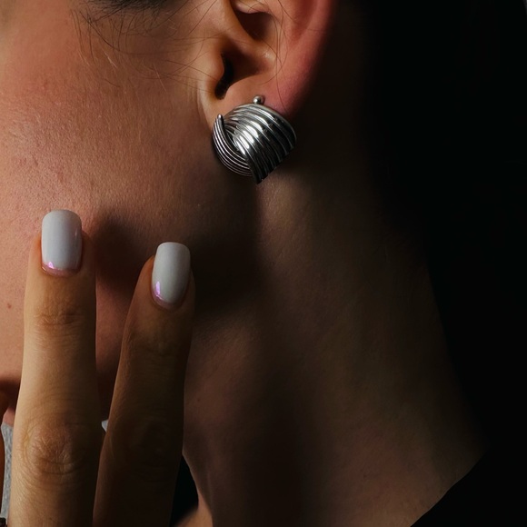 New Silver Whirl Stud Earrings Geometric - Picture 2 of 7